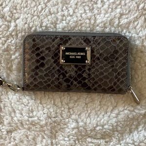 Beautiful Michael Kors wallet - clutch